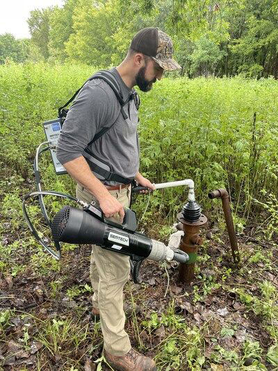 An operator uses the SEMTECH HI-FLOW 2 to quantify natural gas emissions at an abandoned well.